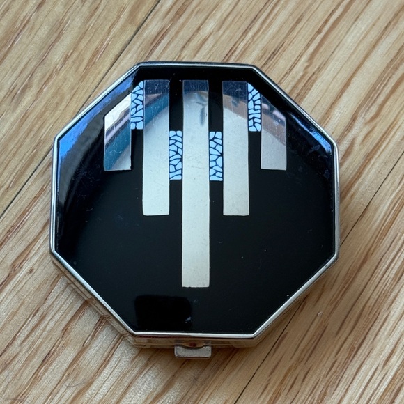 2 Vintage Compacts Elizabeth Arden (Octagon) and Dorset Fifth Avenue (Square) - Picture 2 of 12